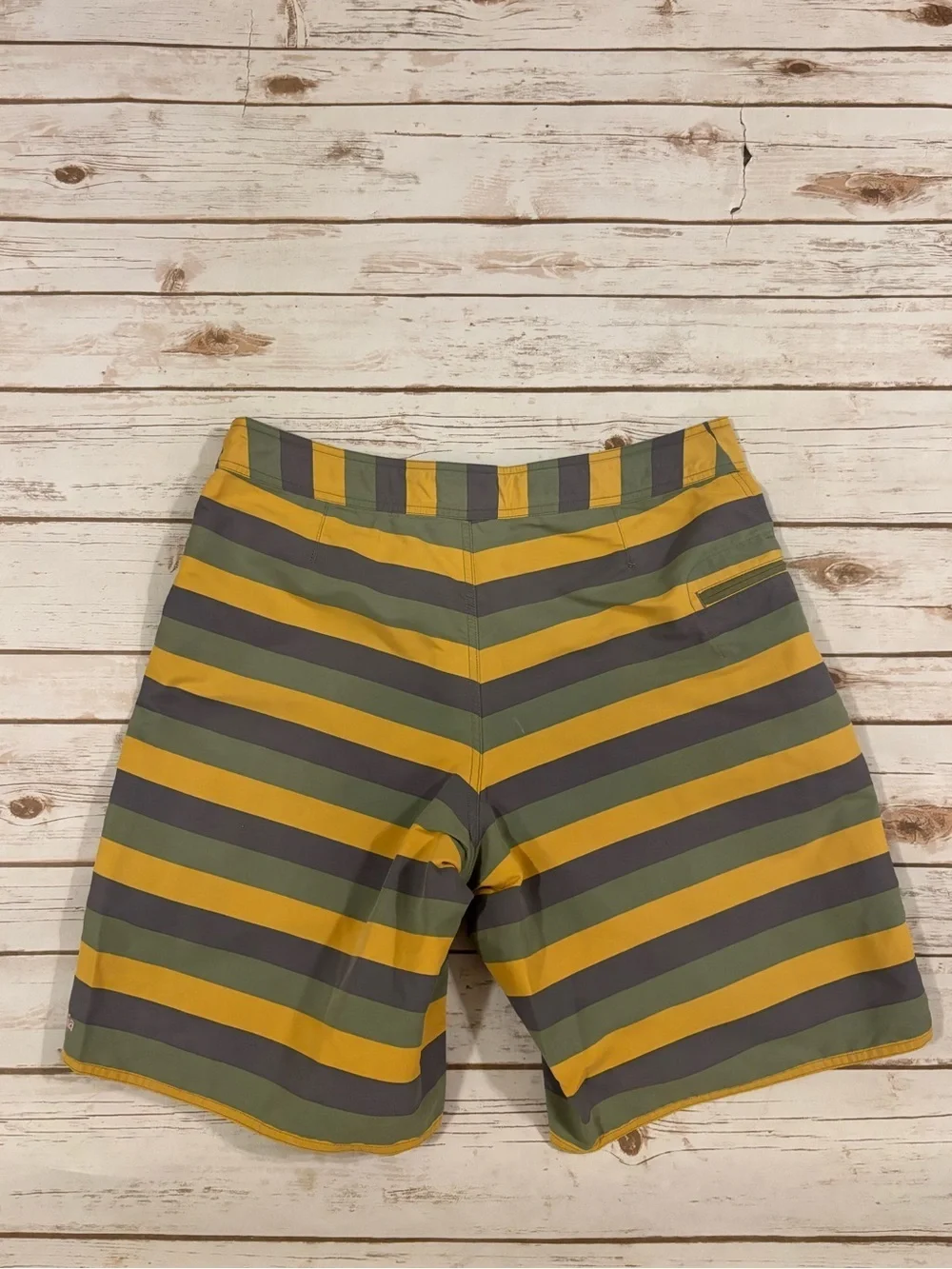 Patagonia® Worn Wear M's Wavefarer® Board Shorts Yucca Size 34